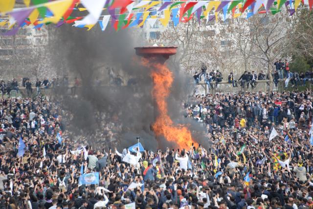 Van'daki Nevruz kutlamalarında korku dolu anlar! Ateş bir anda parladı, birçok kişi yanma tehlikesi atlattı