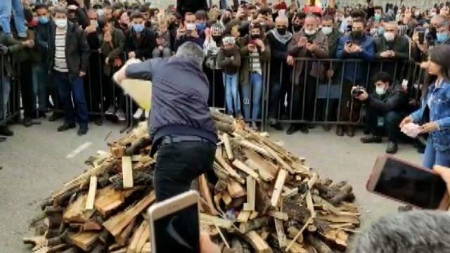 Van'daki Nevruz kutlamalarında korku dolu anlar! Ateş bir anda parladı, birçok kişi yanma tehlikesi atlattı