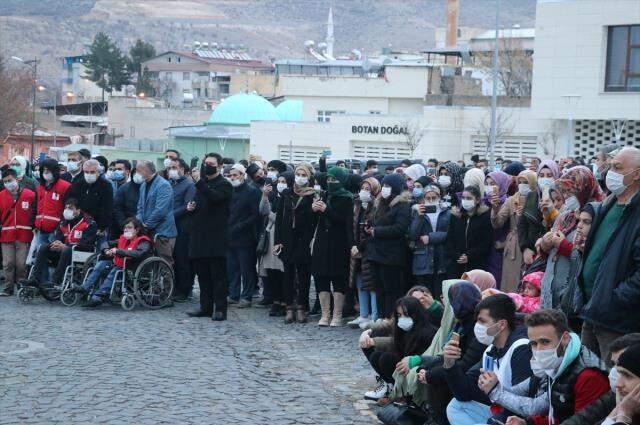 Yılda iki kez gerçekleşen ışık hadisesine tanıklık etmek için saatlerce nöbet tuttular