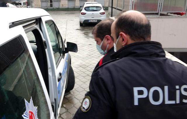 Aracıyla kırmızı ışıkta geçerek 1 kişinin ölümüne, 2 kişinin de yaralanmasına sebep olan doktor tutuklandı Aracıyla kırmızı ışıkta geçerek 1 kişinin ölümüne, 2 kişinin de yaralanmasına sebep olan doktor tutuklandı