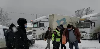 Son dakika haber! Ardahan'da, kardan kapanan yollarda kalan sürücülere jandarmadan ikram
