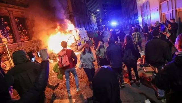 İngiltere'nin Bristol kentindeki protestolarda iki polis yaralandı