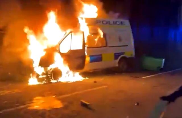 İngiltere'yi karıştıran yasa tasarısı! Eylemciler karakola saldırdı, polis minibüslerini ateşe verdi