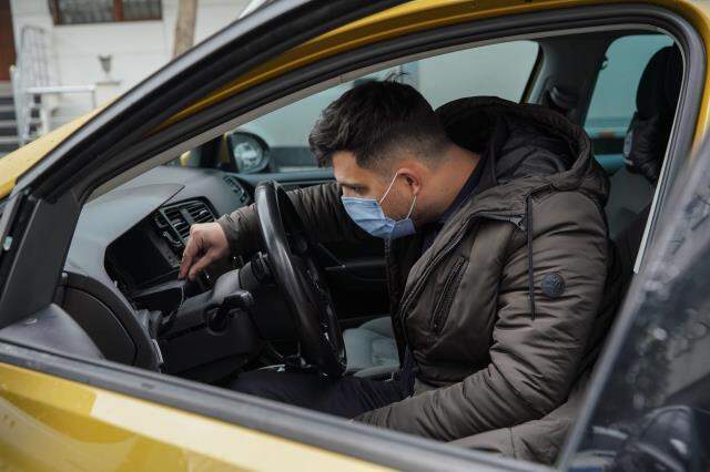 İstanbul'un göbeğnde hırsızlar otomobildeki hiçbir şeye dokunmadan 'hayalet gösterge' panelini çalıp kaçtı İstanbul'un göbeğnde hırsızlar otomobildeki hiçbir şeye dokunmadan 'hayalet gösterge' panelini çalıp kaçtı