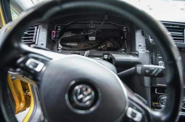 İstanbul'un göbeğnde hırsızlar otomobildeki hiçbir şeye dokunmadan 'hayalet gösterge' panelini çalıp kaçtı İstanbul'un göbeğnde hırsızlar otomobildeki hiçbir şeye dokunmadan 'hayalet gösterge' panelini çalıp kaçtı