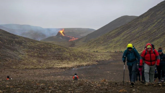 İzlanda'da binlerce kişi 900 yıl sonra patlayan yanardağın çevresinde: 'Nefes kesici bir doğa olayı'