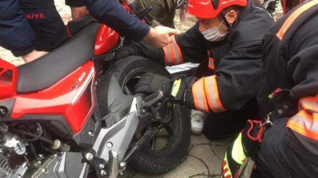 Motosiklet kazasında ayağı janta sıkışan genç kız, kurtarıldı Motosiklet kazasında ayağı janta sıkışan genç kız, kurtarıldı