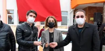 YKS Türkiye birincisine okulu tarafından otomobil hediye edildi