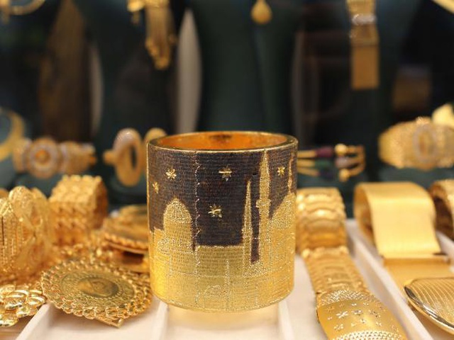 Gaziantepli kuyumcu, yaptığı 2 kilo 50 gram ağırlığındaki bileziği 1 milyon TL'ye satışa çıkardı Gaziantepli kuyumcu, yaptığı 2 kilo 50 gram ağırlığındaki bileziği 1 milyon TL'ye satışa çıkardı