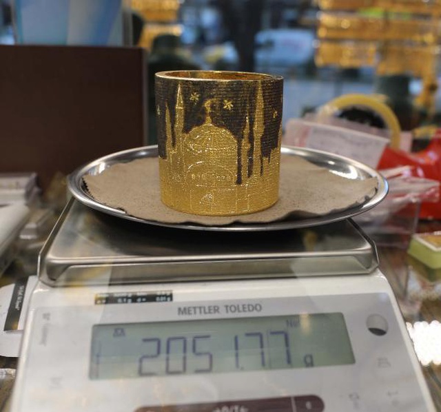 Gaziantepli kuyumcu, yaptığı 2 kilo 50 gram ağırlığındaki bileziği 1 milyon TL'ye satışa çıkardı Gaziantepli kuyumcu, yaptığı 2 kilo 50 gram ağırlığındaki bileziği 1 milyon TL'ye satışa çıkardı
