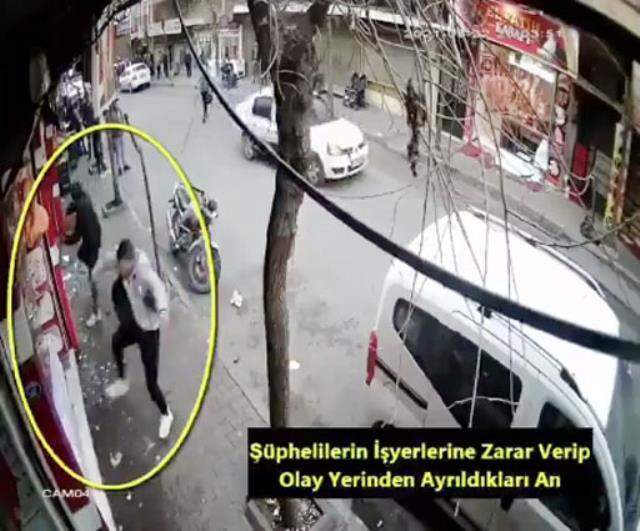 İş yerini basıp, çalışanlara saldırarak kasadaki parayı çalan 3 kişi yakalandı İş yerini basıp, çalışanlara saldırarak kasadaki parayı çalan 3 kişi yakalandı