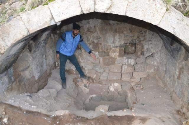 Mezar odalarında rezil görüntü! Sütyen ve kadın ayakkabıları bulundu