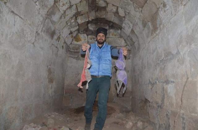 Mezar odalarında rezil görüntü! Sütyen ve kadın ayakkabıları bulundu