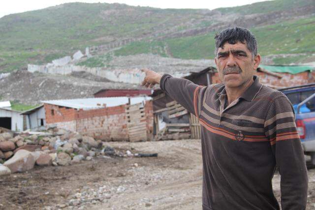 Tesisin yığdığı çöpler nedeniyle dağda oluşan yarıklar bölge halkını evinden ediyor