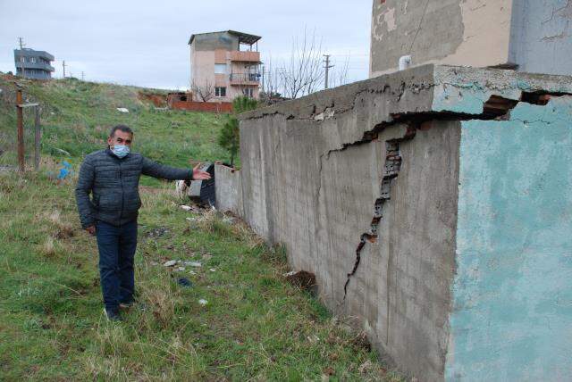Tesisin yığdığı çöpler nedeniyle dağda oluşan yarıklar bölge halkını evinden ediyor