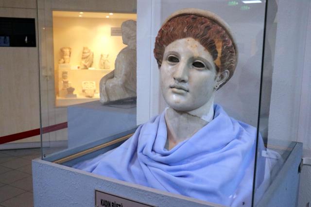 Bolu'da sergilenen 2 bin yıllık heykel başının 'Tanrıça Artemis'e ait olduğu tespit edildi
