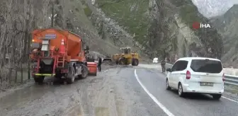 Son dakika haber... Hakkari'de sel.. Debisi yükselen dere köprüye ve istinat duvarına zarar verdi