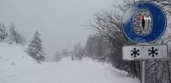 Kastamonu'da yoğun kar yağışı köy yollarını ulaşıma kapadı