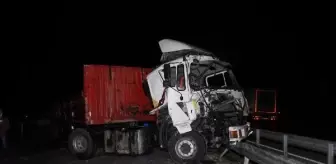 Kontrolden çıkan TIR, İzmir- Ankara D300 yolunu trafiğe kapattı