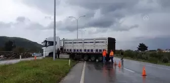 Kontrolden çıkan tır refüje çıkarak durabildi