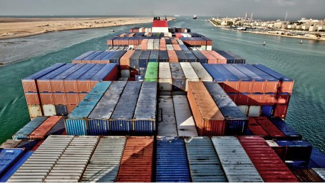 Süveyş Kanalı, karaya oturan 400 metrelik gemi nedeniyle trafiğe kapandı