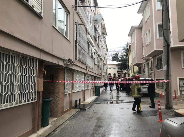 Bursa'da meydana gelen heyelan nedeniyle bazı evler boşaltılıyor Bursa'da meydana gelen heyelan nedeniyle bazı evler boşaltılıyor