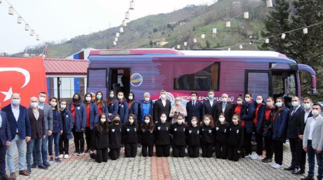 İmamoğlu'nun kız voleybol takımına hediye ettiği otobüs Trabzon'u karıştırdı! CHP ve MHP il başkanları karşı karşıya geldi