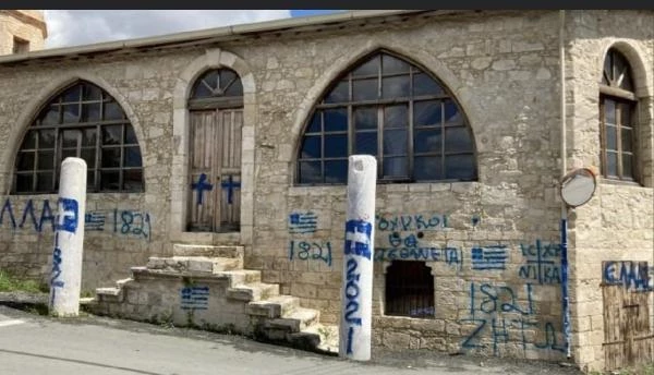 Güney Kıbrıs'ta çirkin saldırı! Sloganlar atıp, cami duvarına 'Türklere ölüm' yazdılar