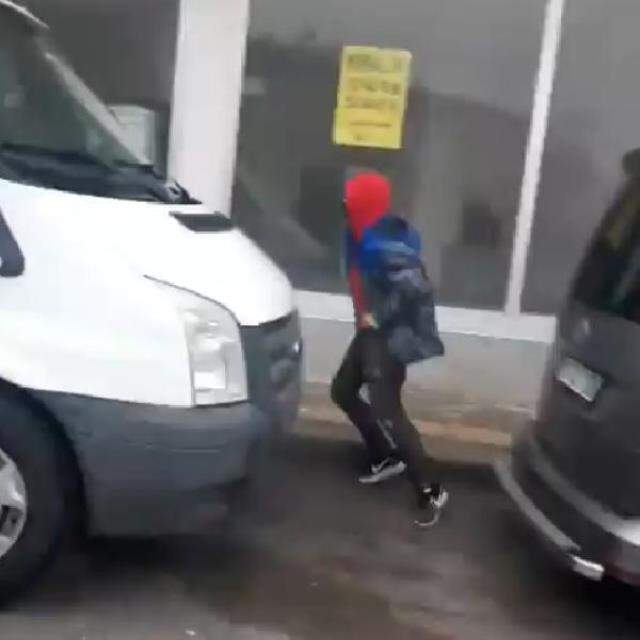 Genç kızın görüntülediği taciz şüphelisi mavi montundan tespit edilip yakalandı Genç kızın görüntülediği taciz şüphelisi mavi montundan tespit edilip yakalandı