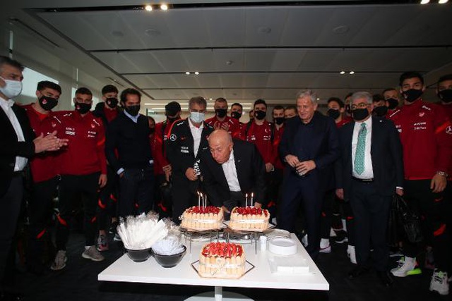 TFF Başkanı Nihat Özdemir'e doğum günü sürprizi TFF Başkanı Nihat Özdemir'e doğum günü sürprizi