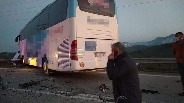 Düzce'de otobüs ile otomobil çarpıştı: 3 ölü, 11 yaralı