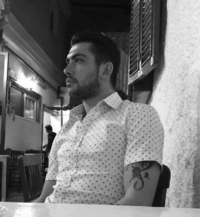 Eski sevgilisi tarafından öldürülen kadının küçük kızı, vahşeti görmemesi için olay yerinden böyle uzaklaştırıldı Eski sevgilisi tarafından öldürülen kadının küçük kızı, vahşeti görmemesi için olay yerinden böyle uzaklaştırıldı