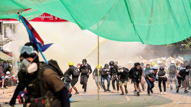 Myanmar'da darbe karşıtı eylemlere müdahale edildi, en az 16 protestocu öldürüldü