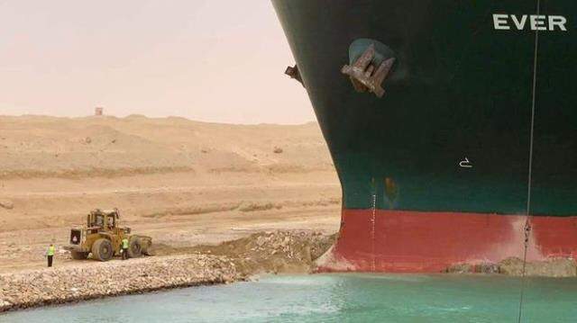Süveyş Kanalında oluşan çekilme karaya saplanan yük gemisini kurtarma çalışmalarını aksattı Süveyş Kanalında oluşan çekilme karaya saplanan yük gemisini kurtarma çalışmalarını aksattı