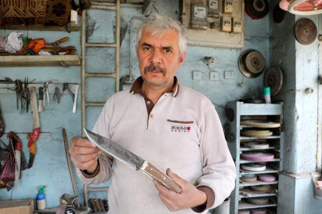 Baba mesleğini devam ettiren ustanın yaptığı bıçaklar çiviyi bile kesebiliyor