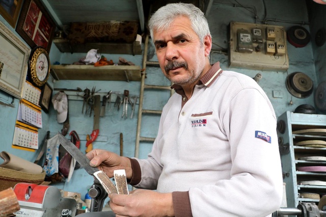 Baba mesleğini devam ettiren ustanın yaptığı bıçaklar çiviyi bile kesebiliyor