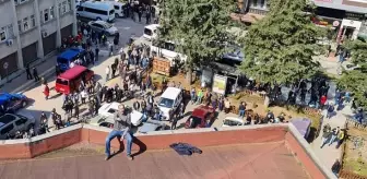 İntihar etmek için çatıya çıkan vatandaşı kararından belediye başkanı vazgeçirdi