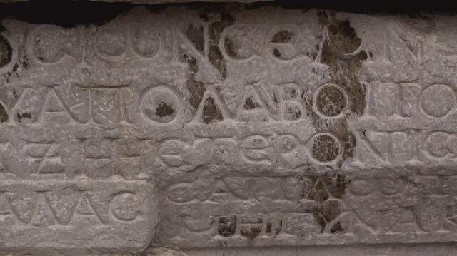 Medusa kabartmalı beddua yazılı lahit müzede sergileniyor Medusa kabartmalı beddua yazılı lahit müzede sergileniyor