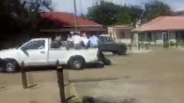 Polis seyyar satıcı kadını kamyonetin arkasında metrelerce sürüklendi, çevredekiler 'Daha hızlı' diye tempo tuttu