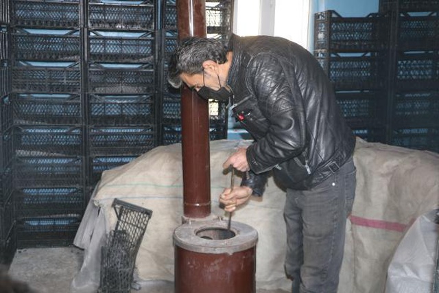 Sebze fidesi yetiştirmek için kiraya çıkıp, evini seraya dönüştürdü! Bu yıl 300 bin lira kazanacak Sebze fidesi yetiştirmek için kiraya çıkıp, evini seraya dönüştürdü! Bu yıl 300 bin lira kazanacak