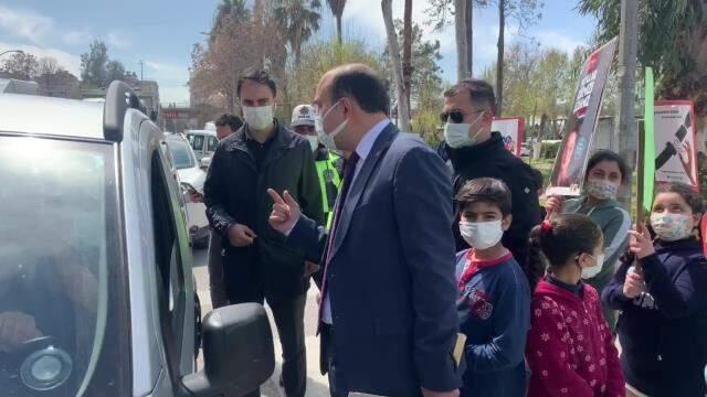 Yayalara öncelik vermek için düzenlenen kırmızı çizgi etkinliğine katılan kaymakam ezilmekten son anda kurtuldu