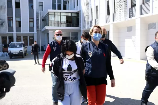 25 saniyede lüks otomobilin 50 bin liralık farlarını çaldılar