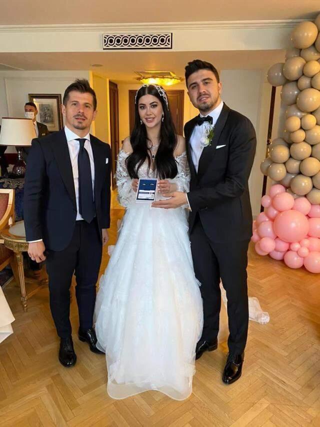 Ozan Tufan'ın düğünde eşiyle yaptığı eğlenceli dansını Başkan Ali Koç ve diğer davetliler tebessüm ederek izledi