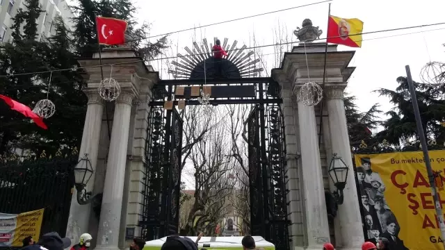 Ekrem İmamoğlu'na sitem eden vatandaş İstiklal Caddesi'nin ortasında intihara kalkıştı