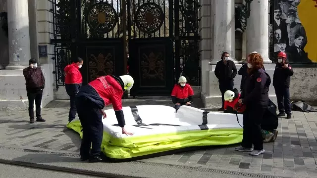 Ekrem İmamoğlu'na sitem eden vatandaş İstiklal Caddesi'nin ortasında intihara kalkıştı