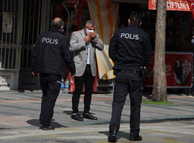 Kredisini ödeyemeyen vatandaş, banka şubesine saldırdı Kredisini ödeyemeyen vatandaş, banka şubesine saldırdı