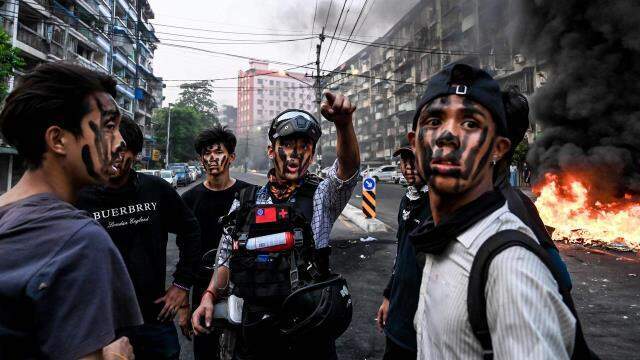 Myanmar'da darbe karşıtı grup polis merkezini ele geçirdi! Yönetime el koyan ordu bir aylık ateşkes ilan etti