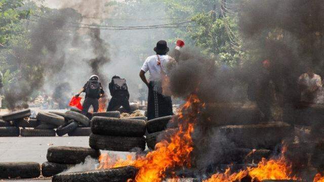 Myanmar'da darbe karşıtı grup polis merkezini ele geçirdi! Yönetime el koyan ordu bir aylık ateşkes ilan etti