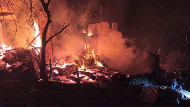 Artvin'de bu kez Ortaköy yandı: 7 ev alevlere teslim oldu