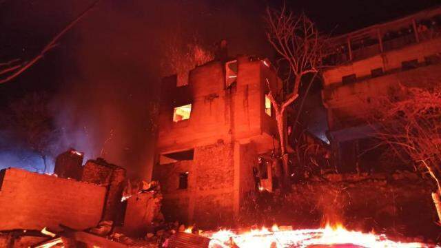 Artvin'de bu kez Ortaköy yandı: 7 ev alevlere teslim oldu